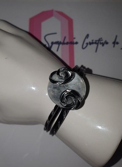 Bracelet fil d'aluminium noir strié & cabochon en résine