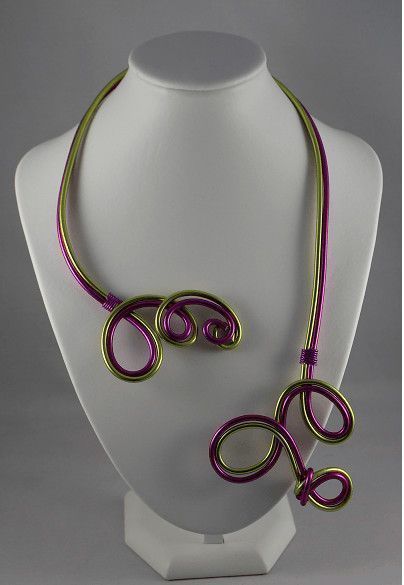 Collier en fil d'aluminium vert et fuchsia