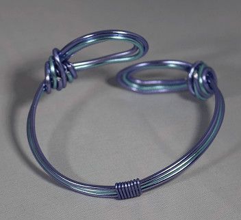 Bracelet en fil aluminium bleu & mauve