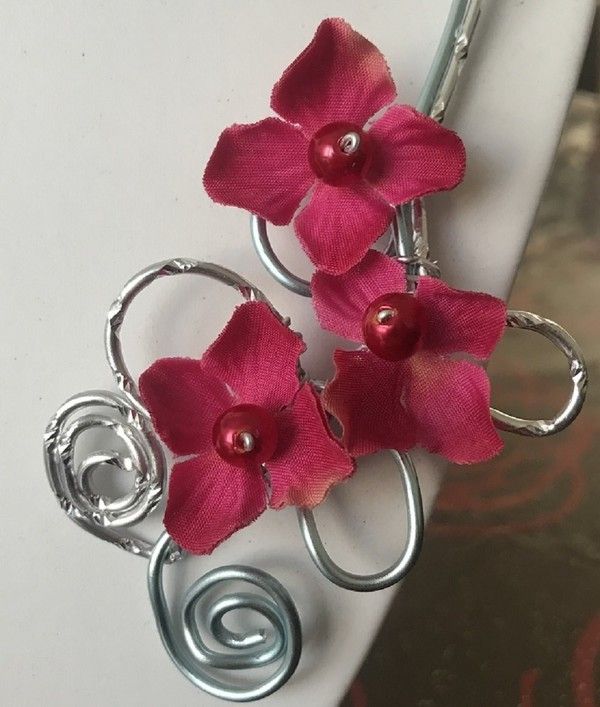 Collier fantaisie en fil d'aluminium & fleurs tissu Fuchsia