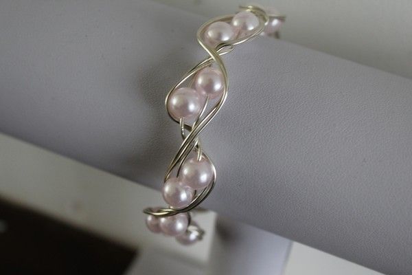 #Bracelet en fil d'aluminium et perles - vieux rose