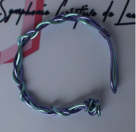 Bracelet en fil d'aluminium, mauve et bleu pastel.