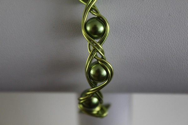 #Bracelet fantaisie en fil d'aluminium et perles - vert